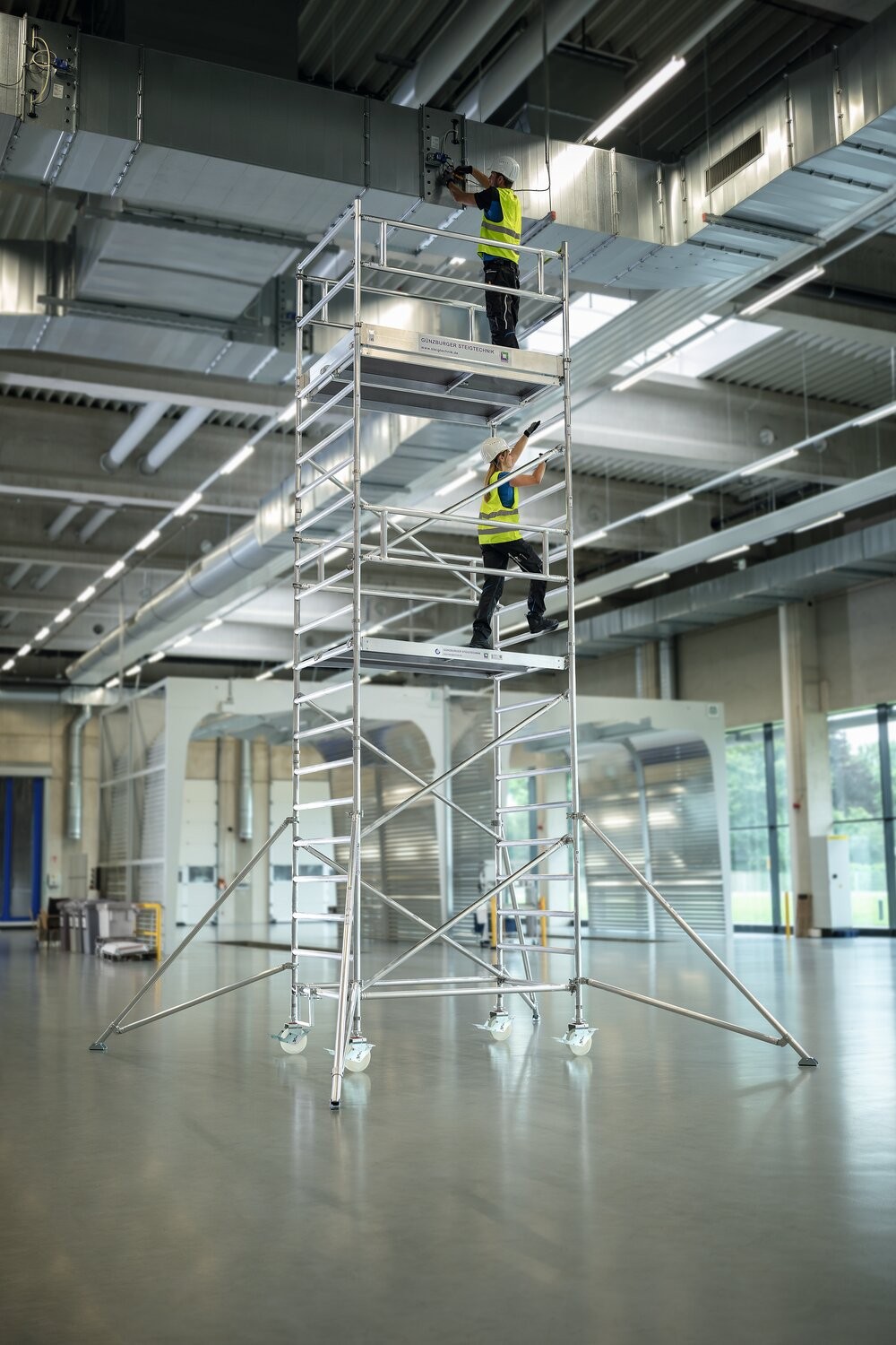 Rollgerüst 1,35 x 1,80 m mit Ausleger & Doppel-Plattform Plattformhöhe 5,59 m