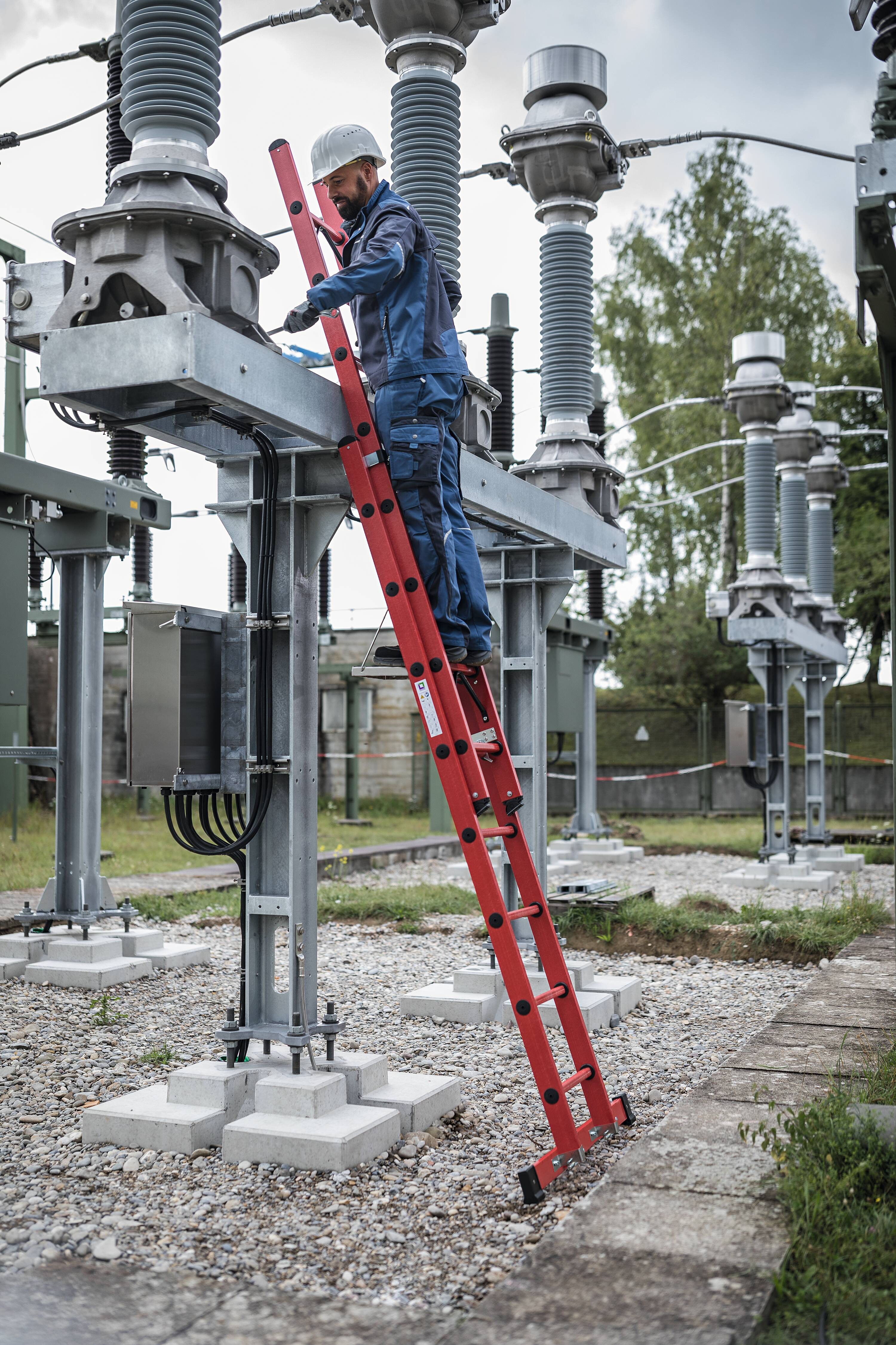 Sprossen-Schiebeleiter 2-teilig GFK mit Traverse 2x8 Sprossen