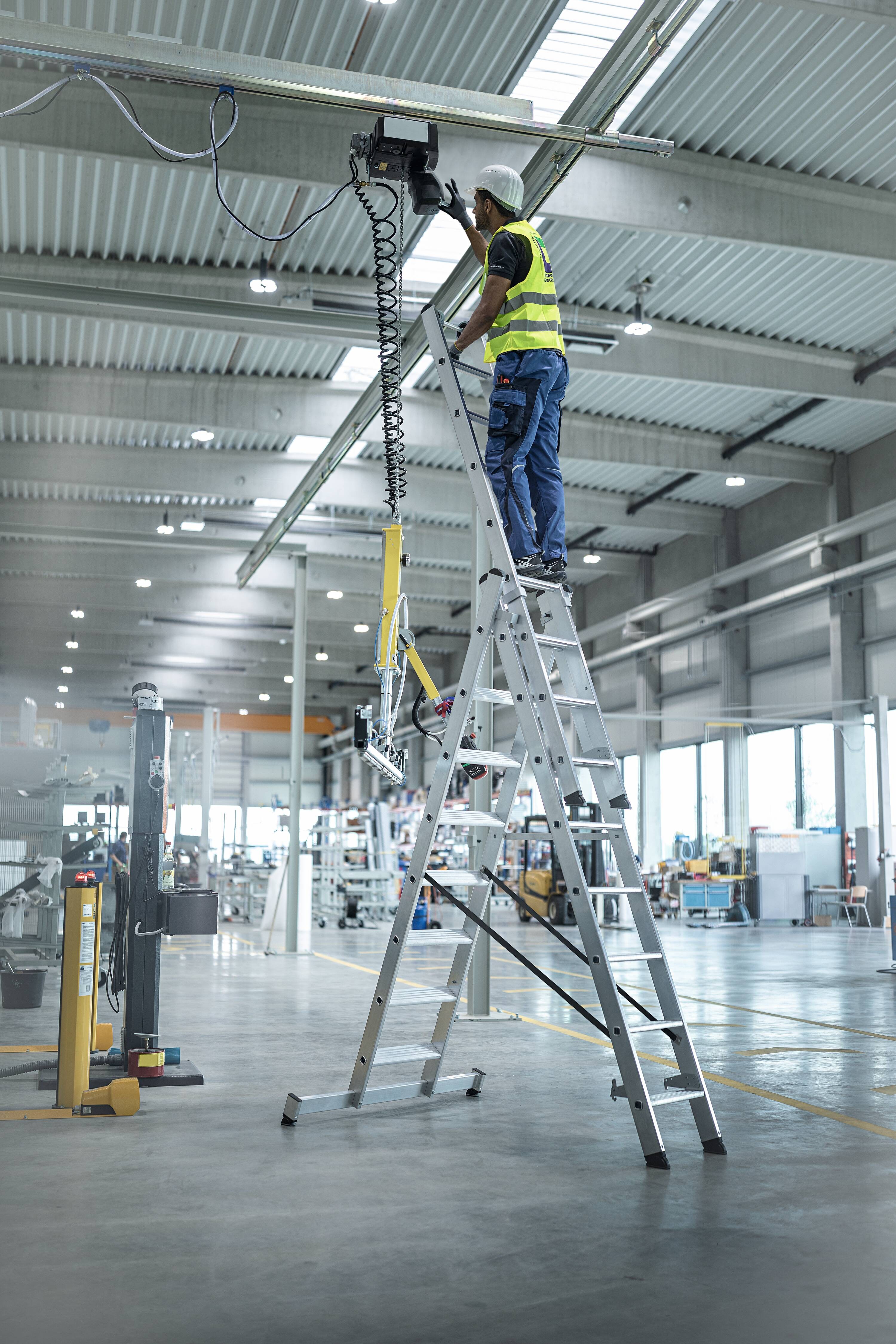 Stufen-Mehrzweckleiter 3-teilig mit nivello®-Traverse 3x8 Stufen