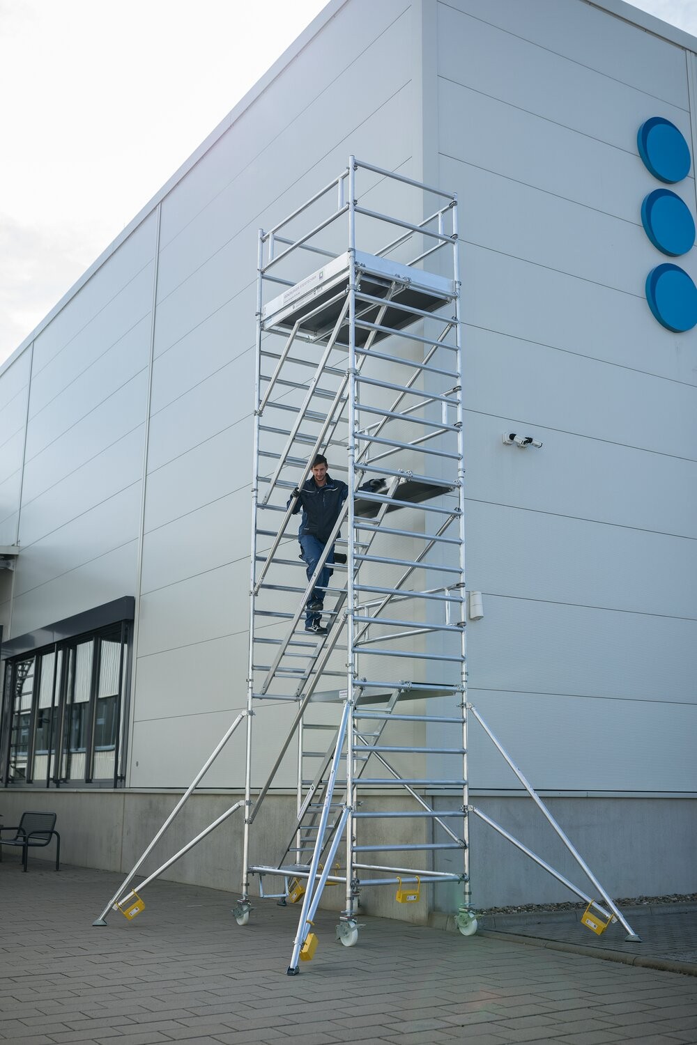 Rollgerüst 1,35 x 1,80 m mit Schrägaufstiegen & Ausleger Plattformhöhe 6,43 m