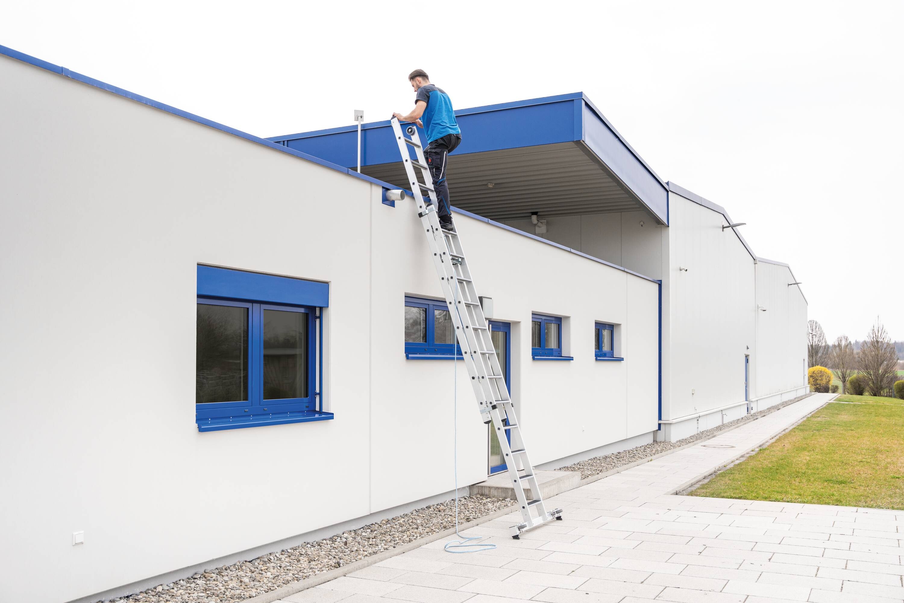 Stufen-Seilzugleiter 2-teilig mit nivello Traverse und clip-step R13 2x12 Stufen
